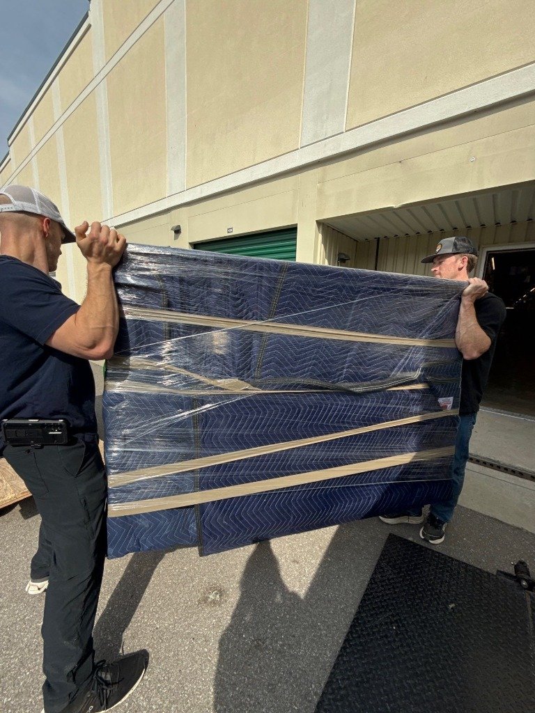 Giga Moving Crew loading truck
